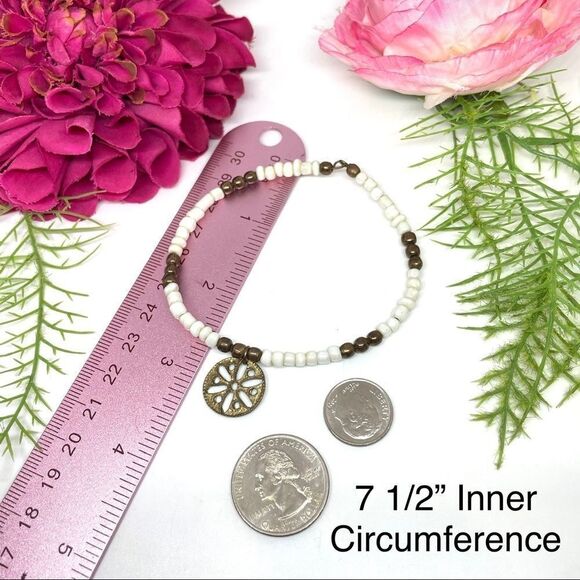 VINTAGE⚜️White Glass & Brass Beaded Bangle Charm Bracelet - Picture 5 of 5